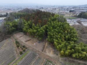 発掘中の東乗鞍古墳を上空から望む