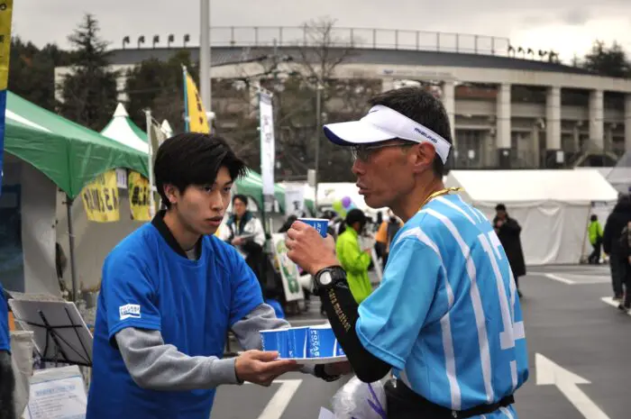 奈良マラソン2025のイベント会場などで天理大学の学生が