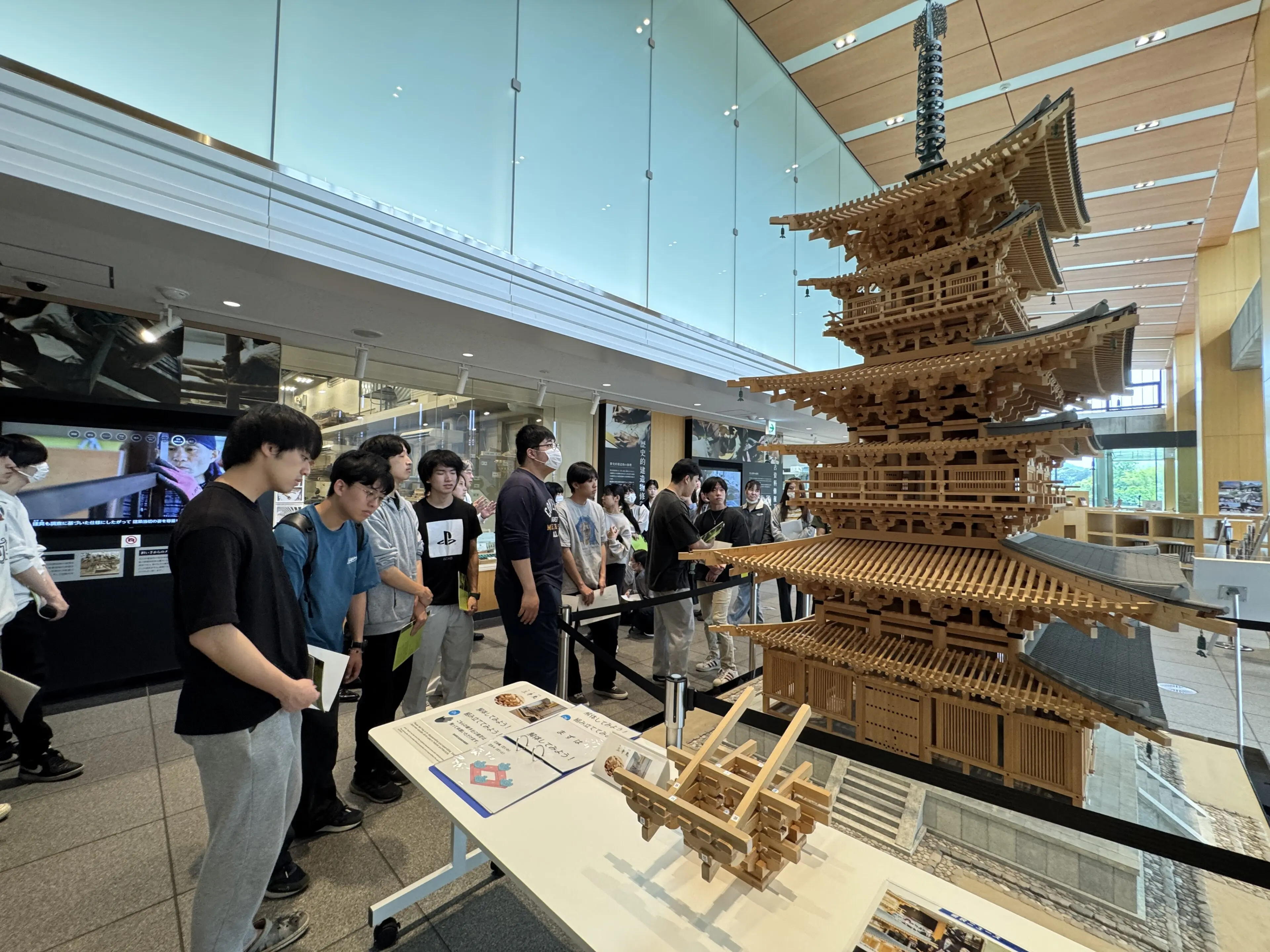 なら歴史芸術文化村の文化財修復展示棟を見学しました | 天理大学