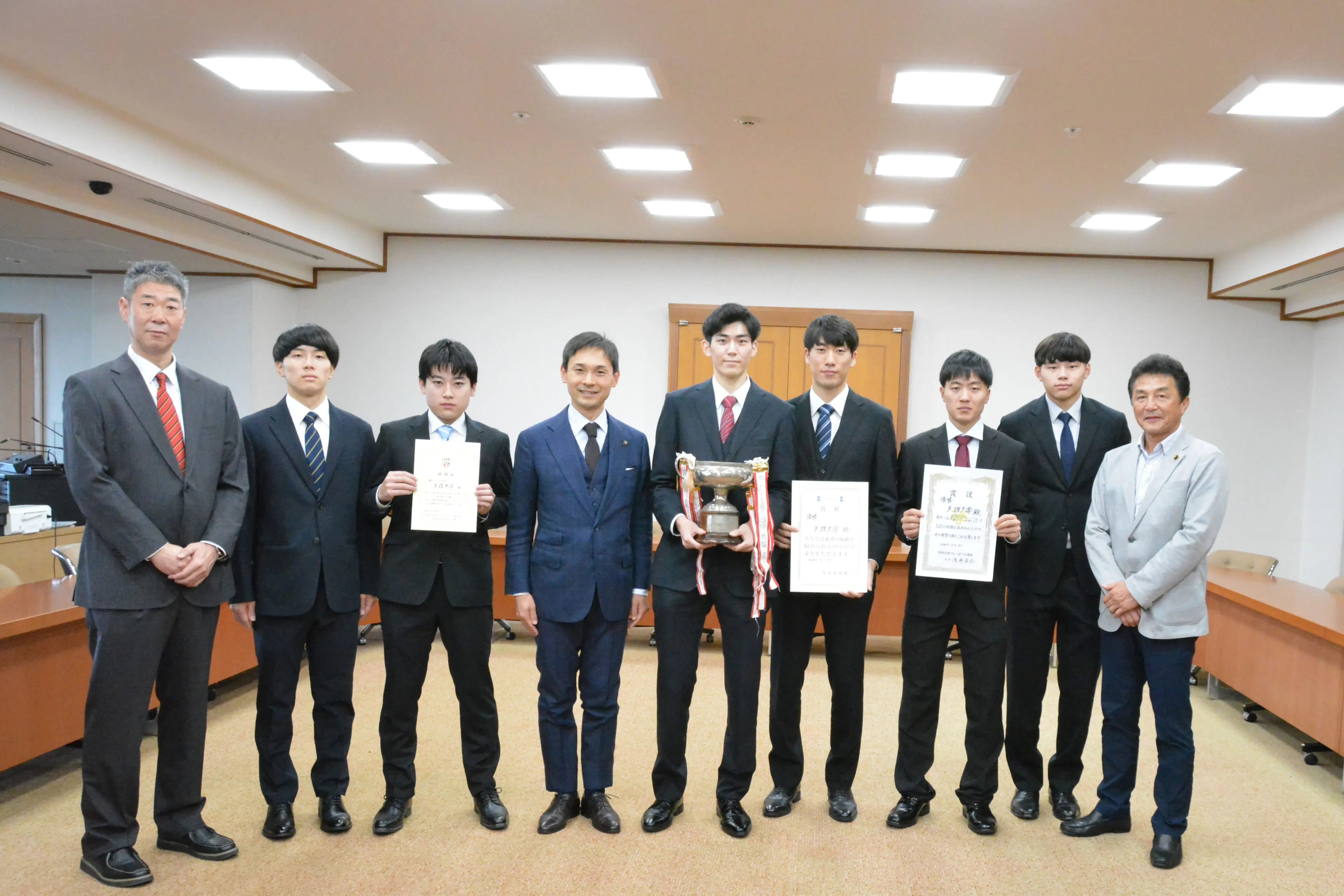 男子バレーボール部が天理市長を表敬訪問 | 天理大学